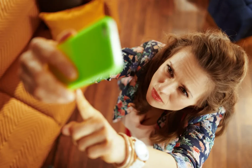 Shutterstock_1337861726 - Techsvět Žena hledá mobilní signál