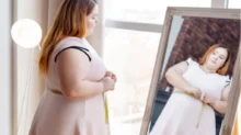 žena si měří míry