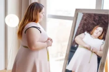 žena si měří míry