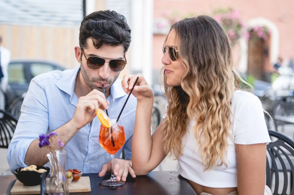 Shutterstock_1471537466 - Techsvět Muž a žena popíjí drink