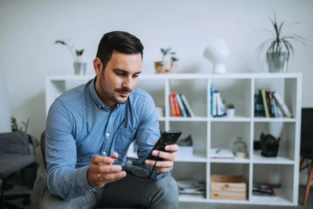 Shutterstock_1499728313 - Techsvět Muž pracuje na mobilu