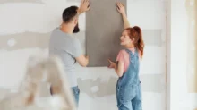 lidé s tapetou