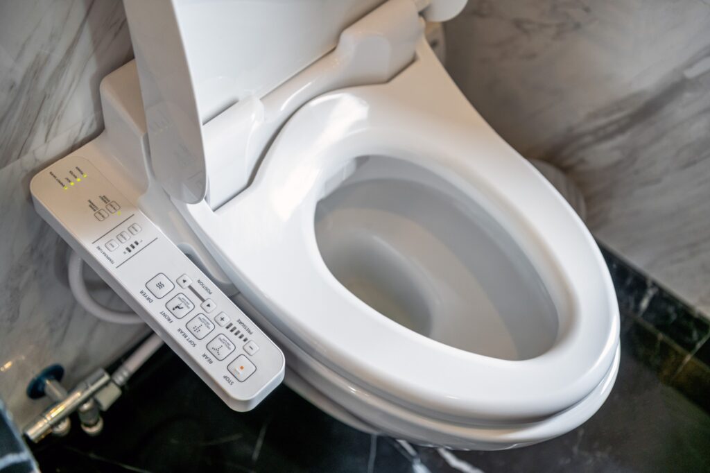 Shutterstock_1597263517 - Techsvět WC s chytrým prkénkem