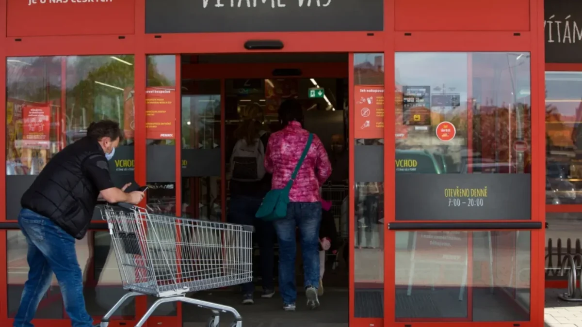 Zákazníci vstupují do Penny