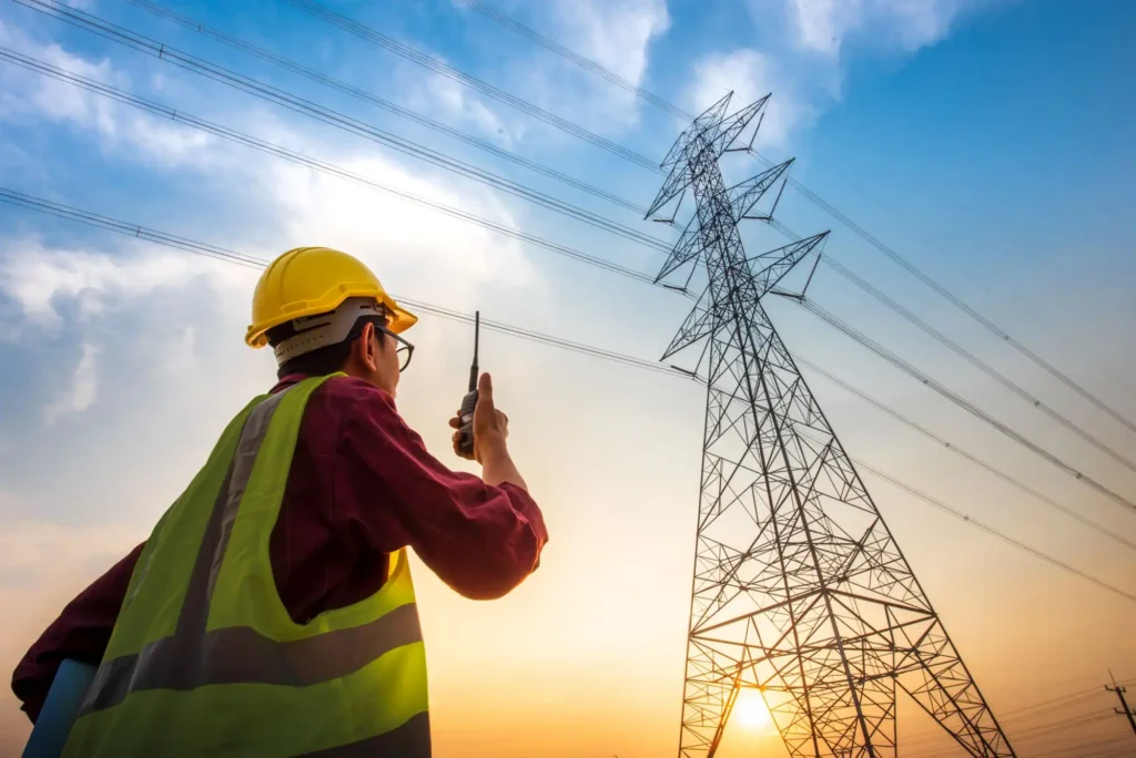 elektroinženýr kontroluje dráty vysokého mnapětí