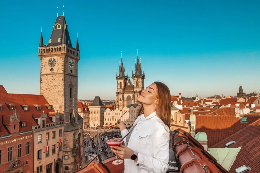 Shutterstock_1759588706 - Techsvět Žena a centrum Prahy