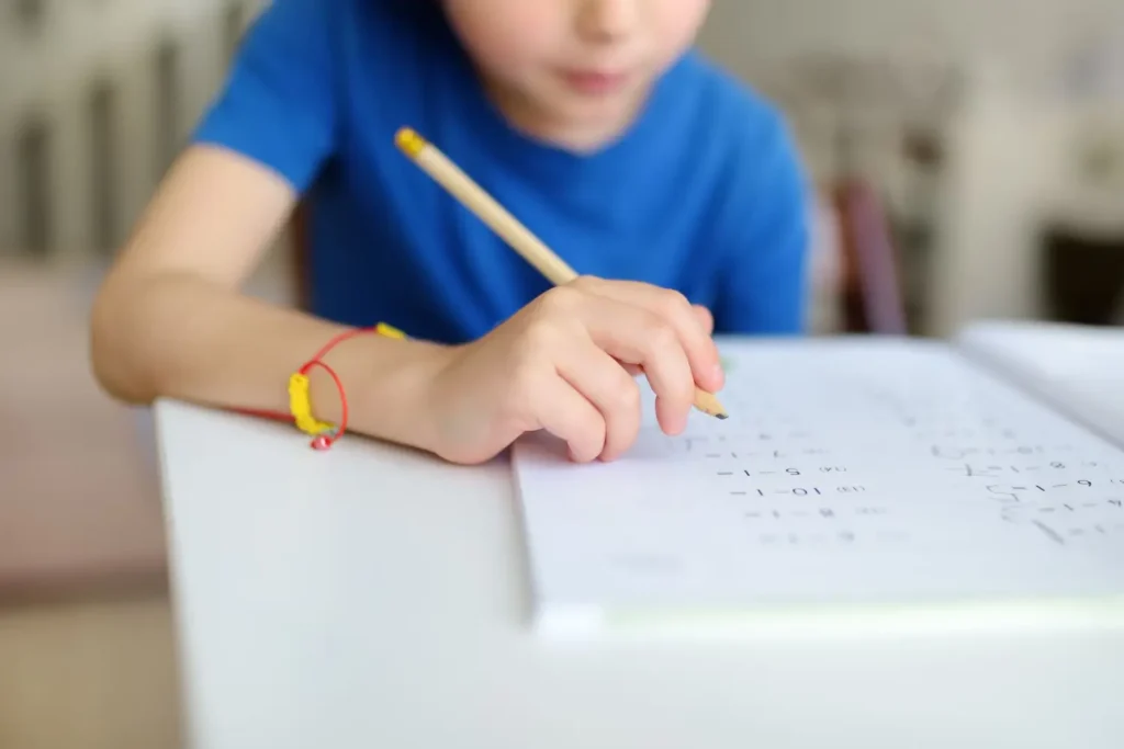Některým dětem skončí výuka dřív - Techsvět dítě píše test