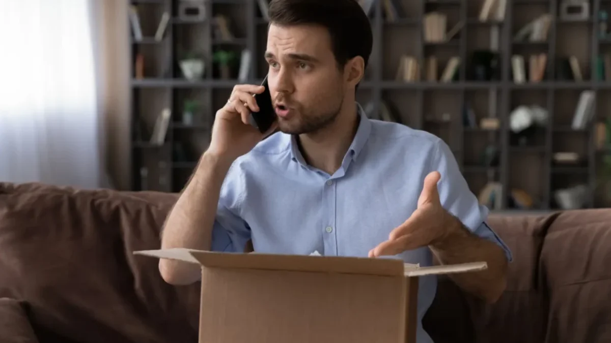 Muž telefonuje u své zásilky