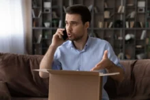 Muž telefonuje u své zásilky
