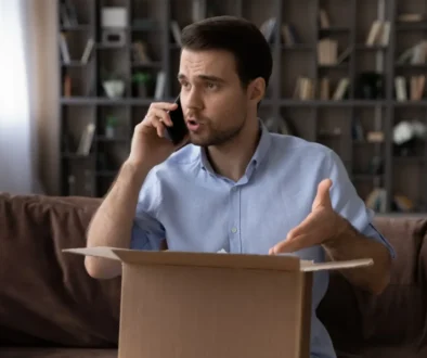Muž telefonuje u své zásilky