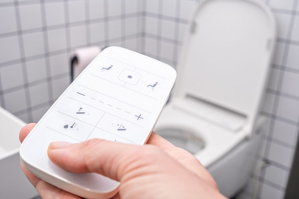 Shutterstock_1998771530 - Techsvět WC s chytrým prkénkem a dálkovým ovladačem