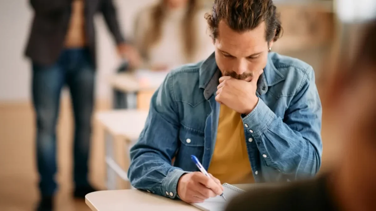 Muž píše test