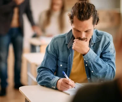 Muž píše test