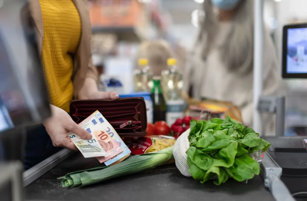 Placení nákupu bankovkami euro