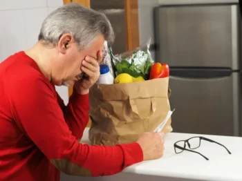 Muž si zoufá při čtení účtenky