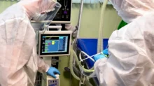 Lékaři léčí pacientas virovým onemocněním