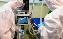 Lékaři léčí pacientas virovým onemocněním