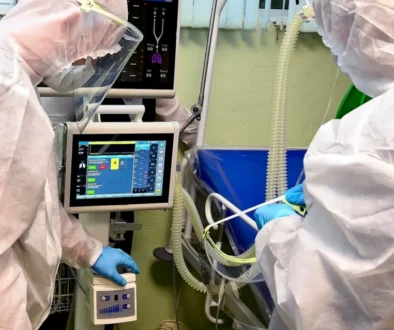 Lékaři léčí pacientas virovým onemocněním