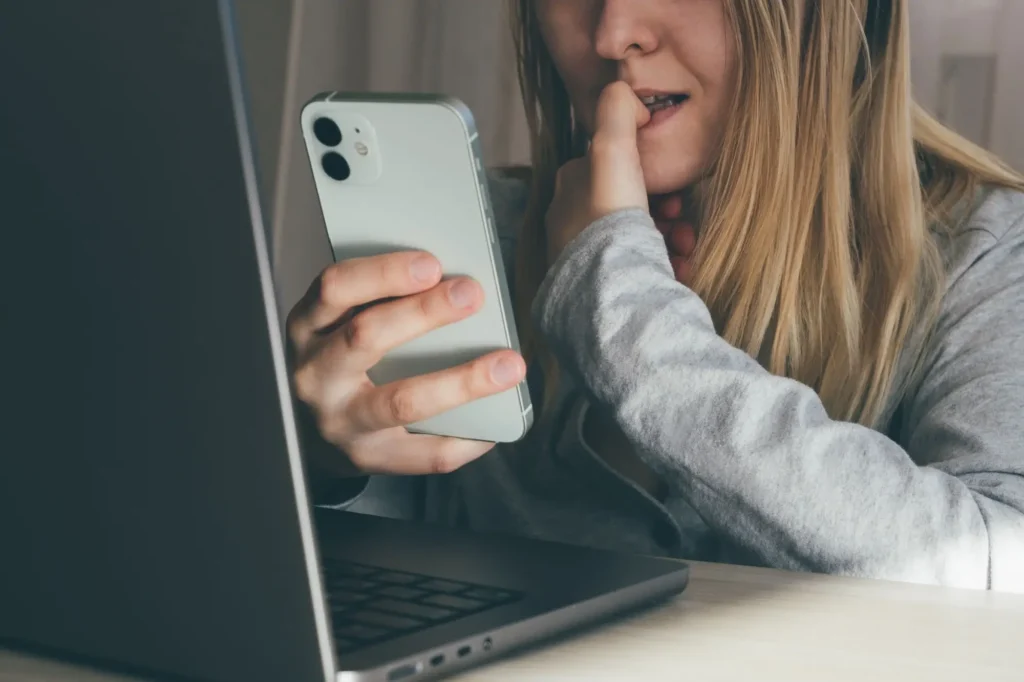 Žena s mobilem a notebookem