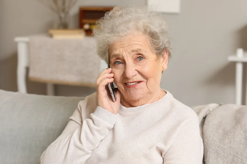Shutterstock_2279001967 - Techsvět Paní s telefonem