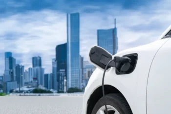 Elektroauto u města