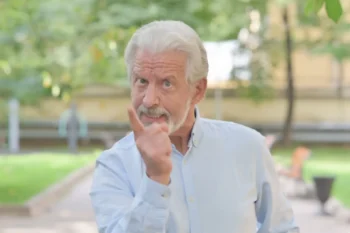 Naštvaný senior