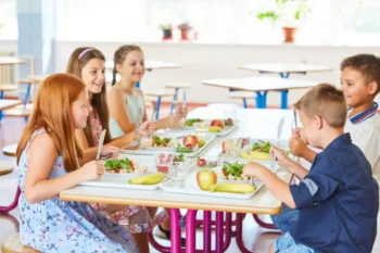 děti v jídelně