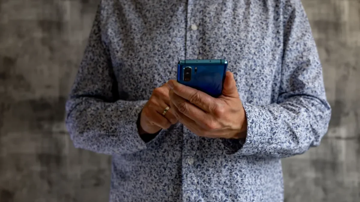 muž používá telefon