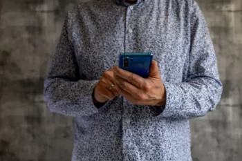 muž používá telefon