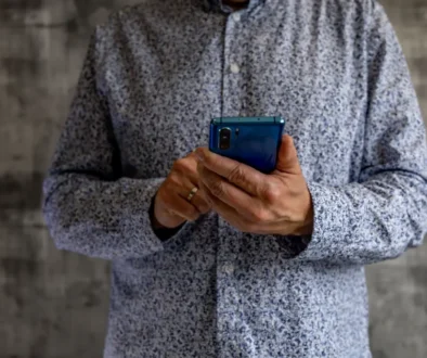 muž používá telefon