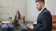 Muž v hotelovém lobby s PC