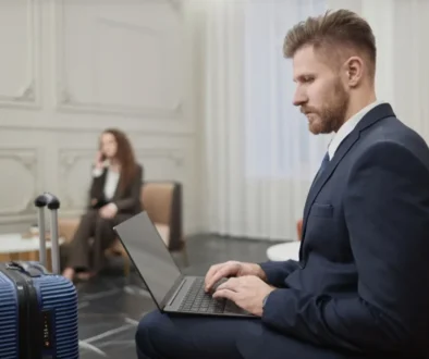 Muž v hotelovém lobby s PC