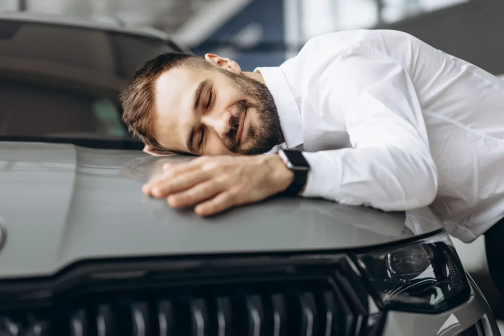 Muž objímá nové auto