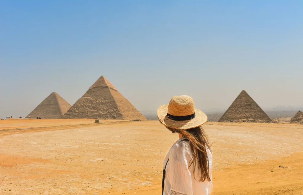 Žena u egyptských pyramid