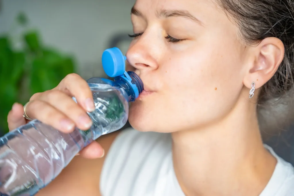 Shutterstock_2465211391 - Techsvět Žena pije z PET lahve