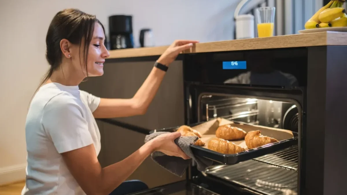 žena dává plech do trouby