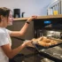 žena dává plech do trouby