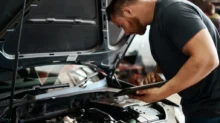 Mechanik pracuje u motoru
