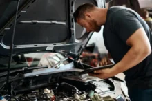 Mechanik pracuje u motoru