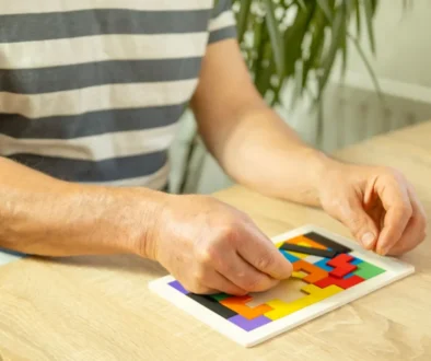 muž skládá puzzle