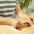 muž skládá puzzle