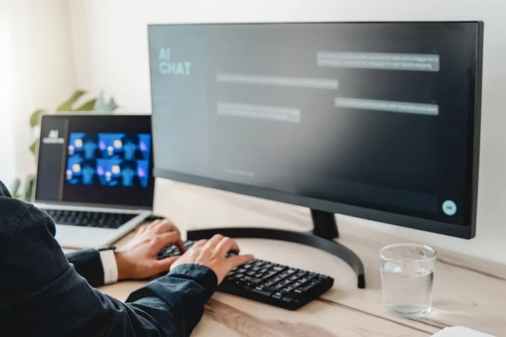 Shutterstock_2481467635 - Techsvět Ruce u klávesnice a monitorů