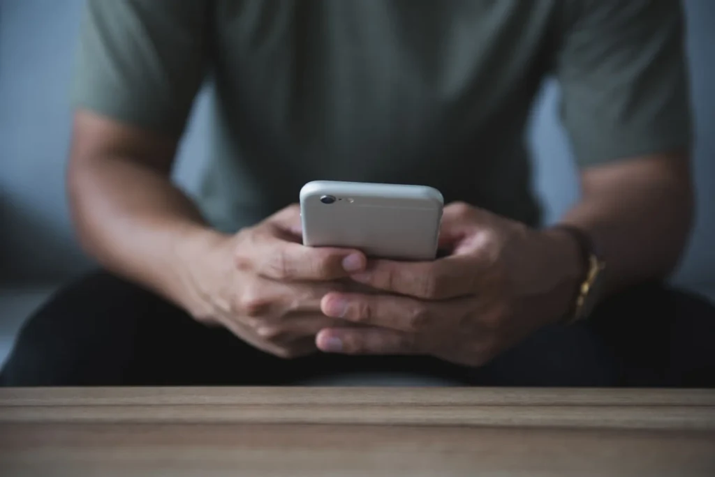 To, že máte v telefonu spyware, nemusíte ani poznat, FOTO: Shutterstock - Techsvět muž používá telefon