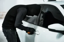 Zloděj krade auto