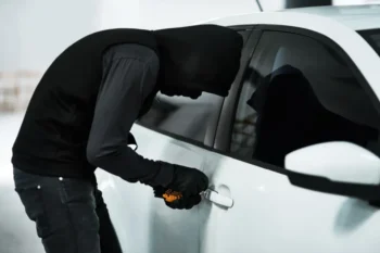 Zloděj krade auto