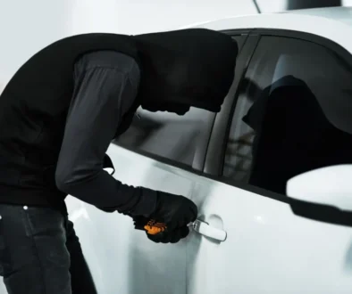 Zloděj krade auto