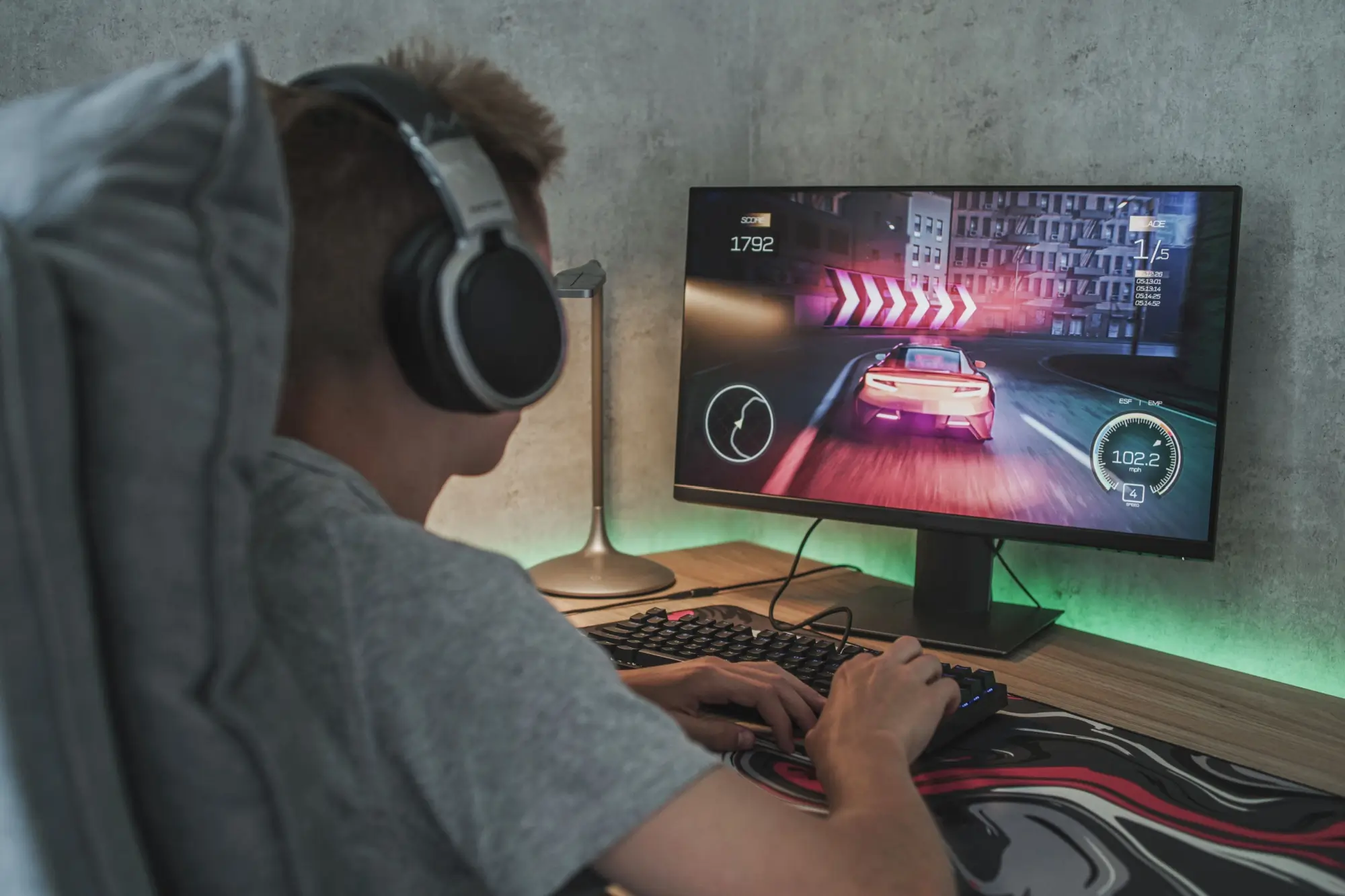 Shutterstock_2503867453 - Techsvět Muž u PC
