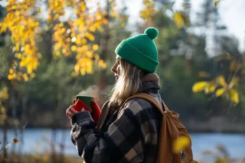 Žena s čajem v kulichu venku