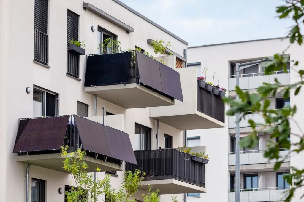 balkony se solární balkonovou elektrárnou 