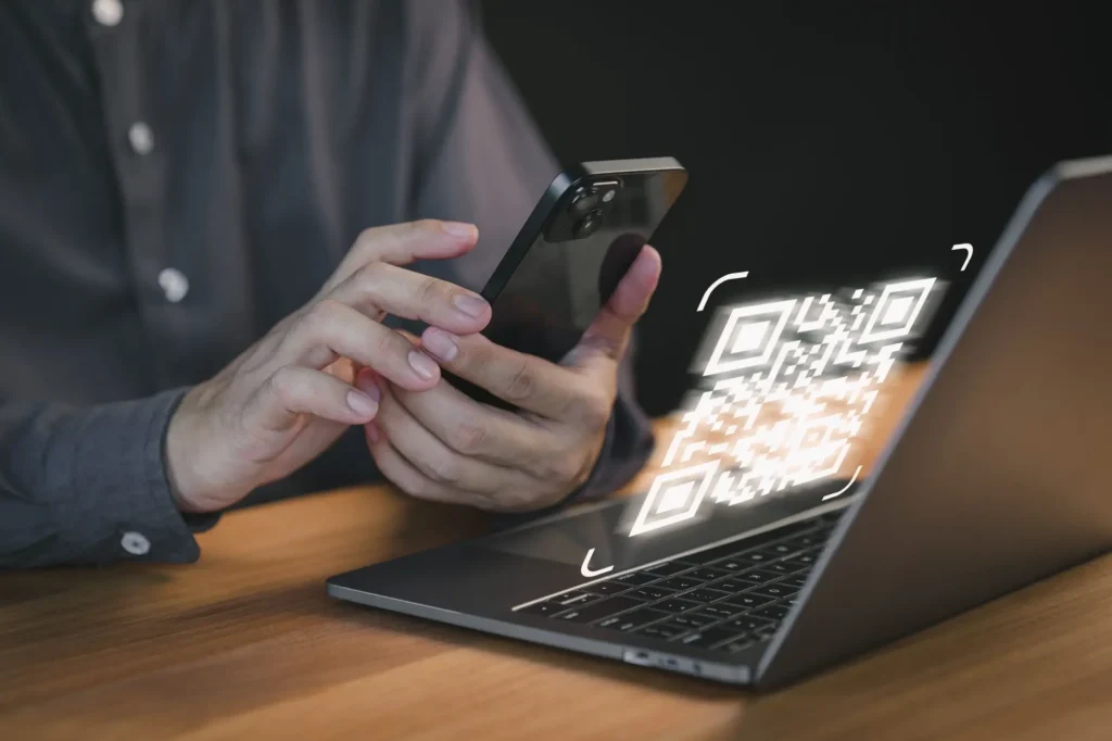Shutterstock_2544622157 - Techsvět Člověk u PC s QR kódem